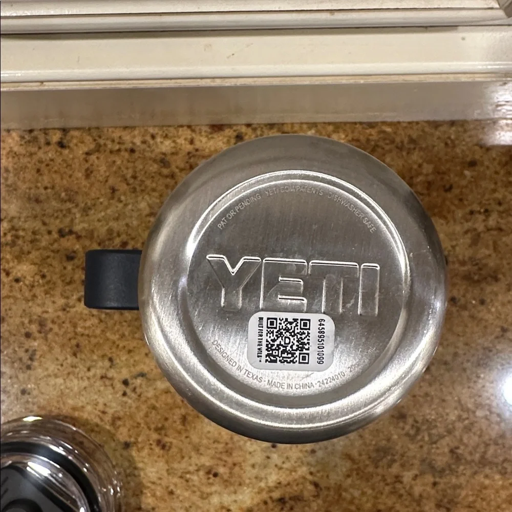 YETI 20 OUNCE NAVY RAMBLER INSULATED MUG WITH HANDLE & STRONGHOLD LID - Picture 6 of 6